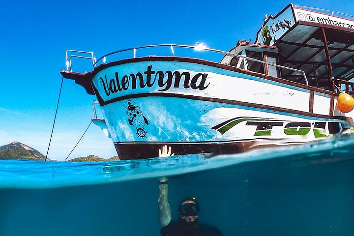 Geniet van een schilderachtige boottocht in Arraial do Cabo met een open bar en prachtig uitzicht op de kustlijn, foto 13 | wizardtrip