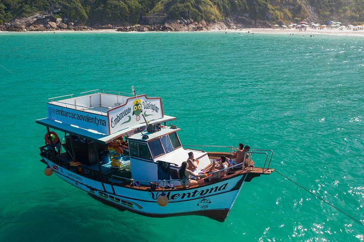 Geniet van een schilderachtige boottocht in Arraial do Cabo met een open bar en prachtig uitzicht op de kustlijn, foto 15 | wizardtrip