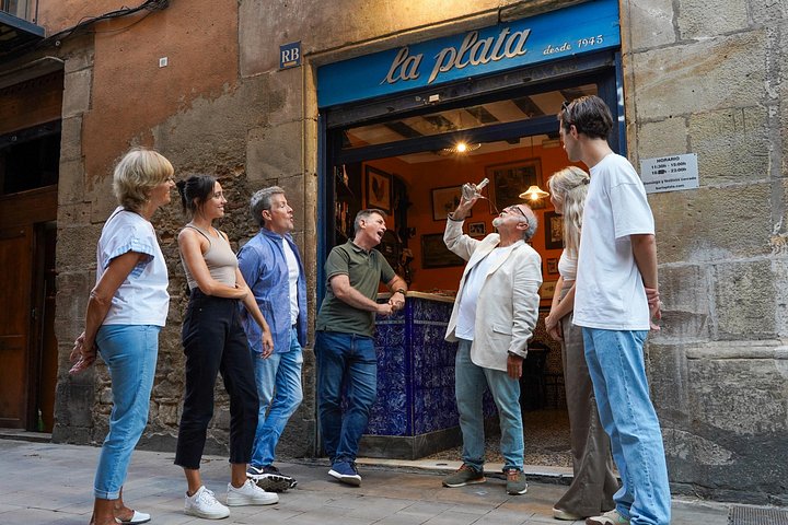 En lille gruppe nyder tapas og vin på en bar i Barcelonas Gotiske Kvarter under en madtur, foto 9 | wizardtrip