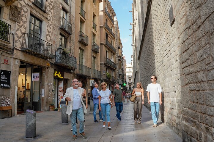 En lille gruppe nyder tapas og vin på en bar i Barcelonas Gotiske Kvarter under en madtur, foto 10 | wizardtrip
