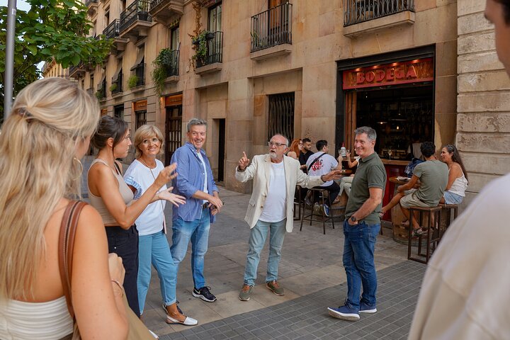 En lille gruppe nyder tapas og vin på en bar i Barcelonas Gotiske Kvarter under en madtur, foto 12 | wizardtrip