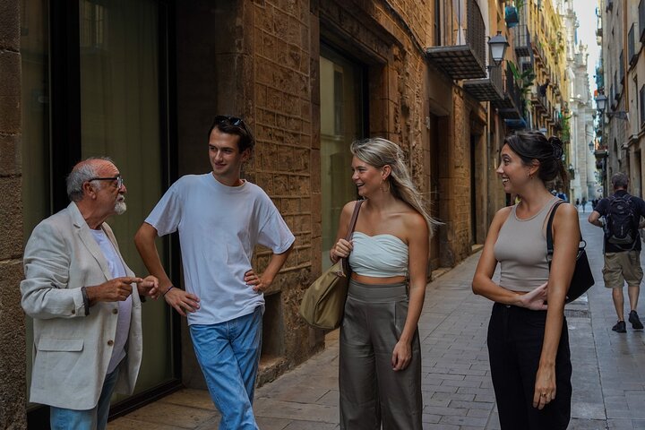 En lille gruppe nyder tapas og vin på en bar i Barcelonas Gotiske Kvarter under en madtur, foto 13 | wizardtrip