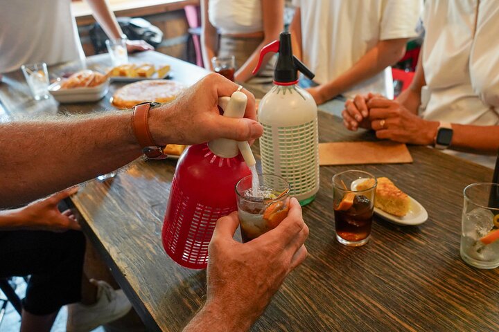 En lille gruppe nyder tapas og vin på en bar i Barcelonas Gotiske Kvarter under en madtur, foto 16 | wizardtrip