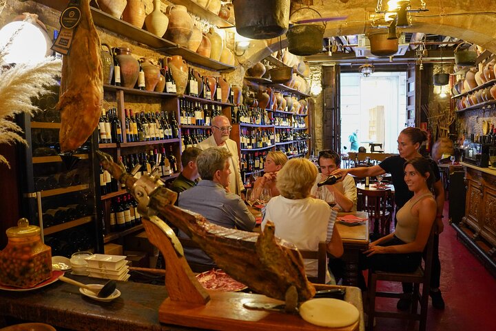 En lille gruppe nyder tapas og vin på en bar i Barcelonas Gotiske Kvarter under en madtur, foto 17 | wizardtrip