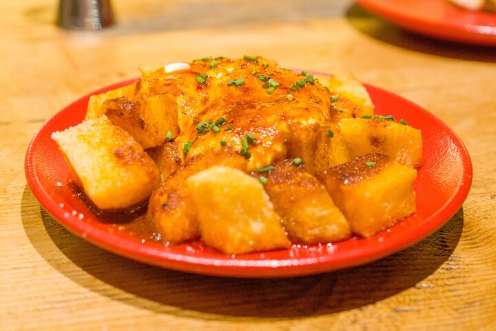 En lille gruppe nyder tapas og vin på en bar i Barcelonas Gotiske Kvarter under en madtur, foto 18 | wizardtrip