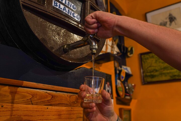 En lille gruppe nyder tapas og vin på en bar i Barcelonas Gotiske Kvarter under en madtur, foto 22 | wizardtrip