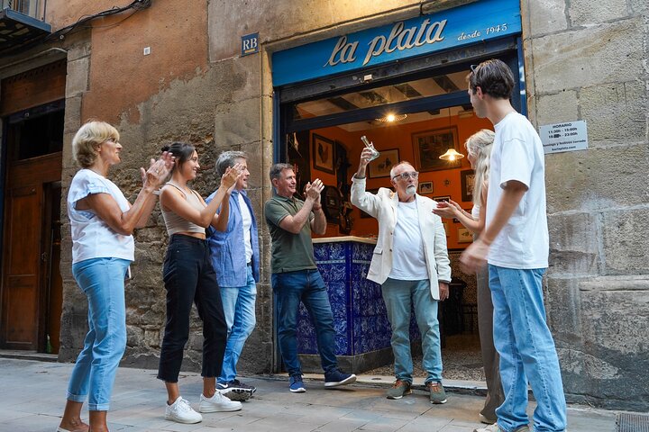 En lille gruppe nyder tapas og vin på en bar i Barcelonas Gotiske Kvarter under en madtur, foto 24 | wizardtrip