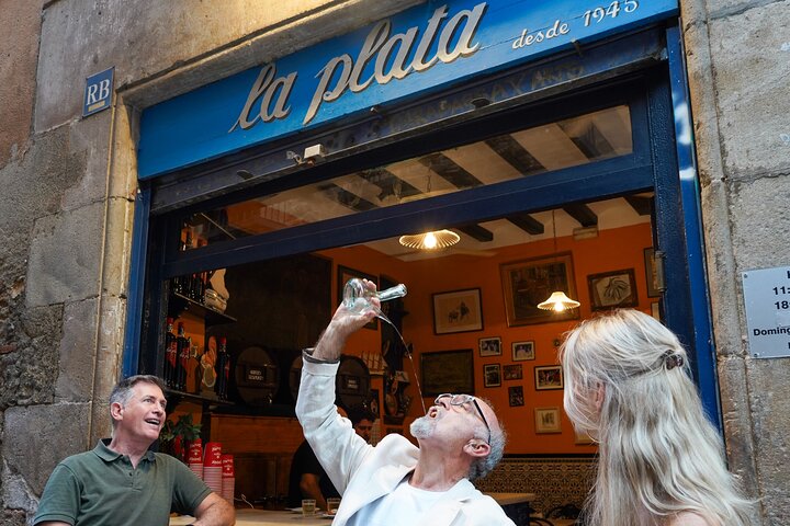 En lille gruppe nyder tapas og vin på en bar i Barcelonas Gotiske Kvarter under en madtur, foto 25 | wizardtrip