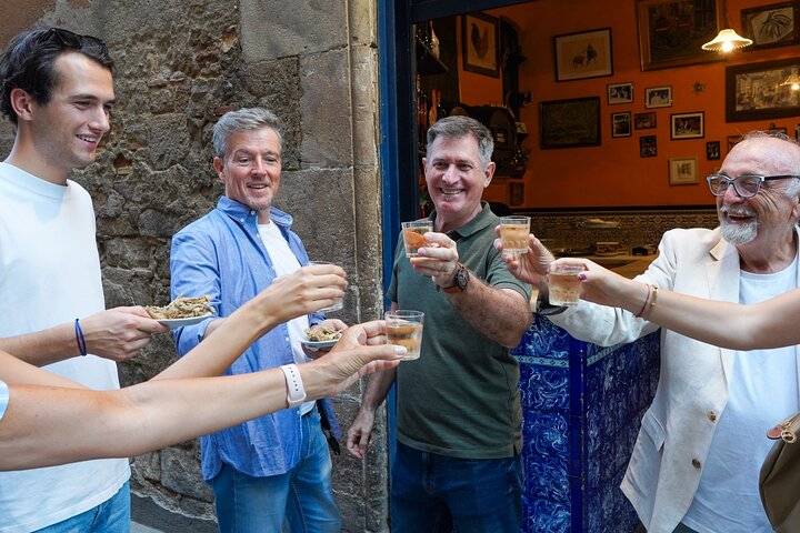 En lille gruppe nyder tapas og vin på en bar i Barcelonas Gotiske Kvarter under en madtur, foto 26 | wizardtrip