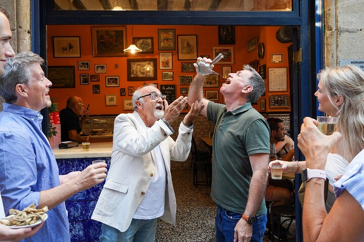 En lille gruppe nyder tapas og vin på en bar i Barcelonas Gotiske Kvarter under en madtur, foto 27 | wizardtrip