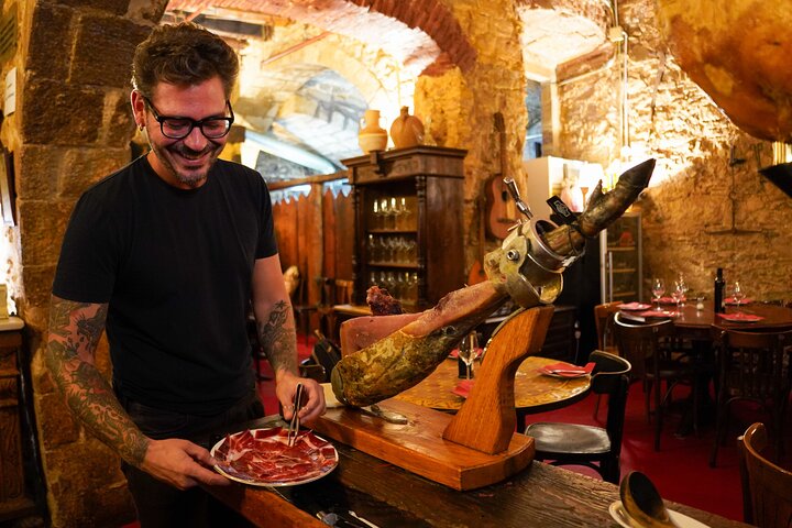 En lille gruppe nyder tapas og vin på en bar i Barcelonas Gotiske Kvarter under en madtur, foto 28 | wizardtrip