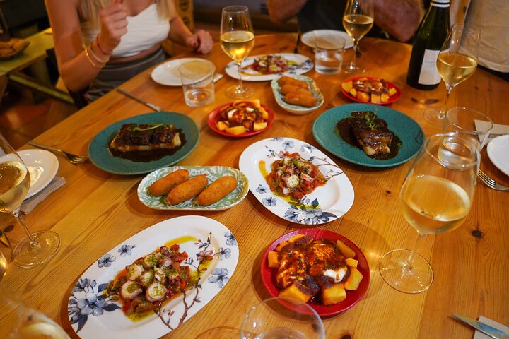 En lille gruppe nyder tapas og vin på en bar i Barcelonas Gotiske Kvarter under en madtur, foto 29 | wizardtrip