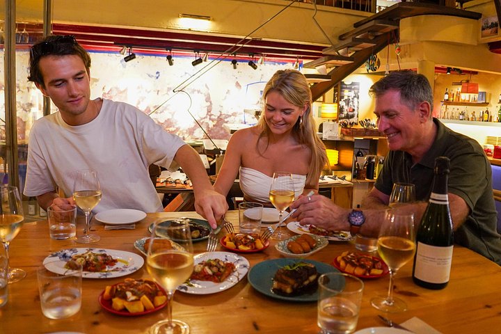 En lille gruppe nyder tapas og vin på en bar i Barcelonas Gotiske Kvarter under en madtur, foto 33 | wizardtrip