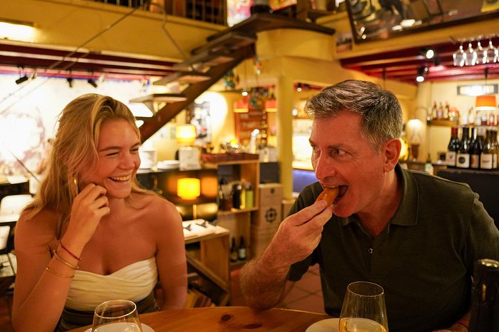 En lille gruppe nyder tapas og vin på en bar i Barcelonas Gotiske Kvarter under en madtur, foto 34 | wizardtrip