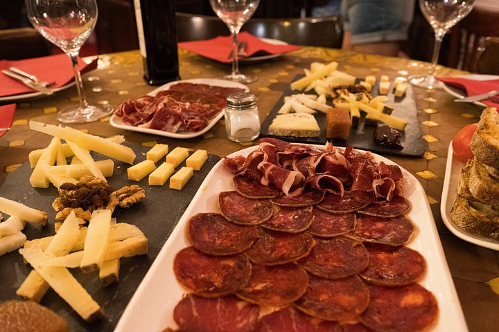 En lille gruppe nyder tapas og vin på en bar i Barcelonas Gotiske Kvarter under en madtur, foto 35 | wizardtrip