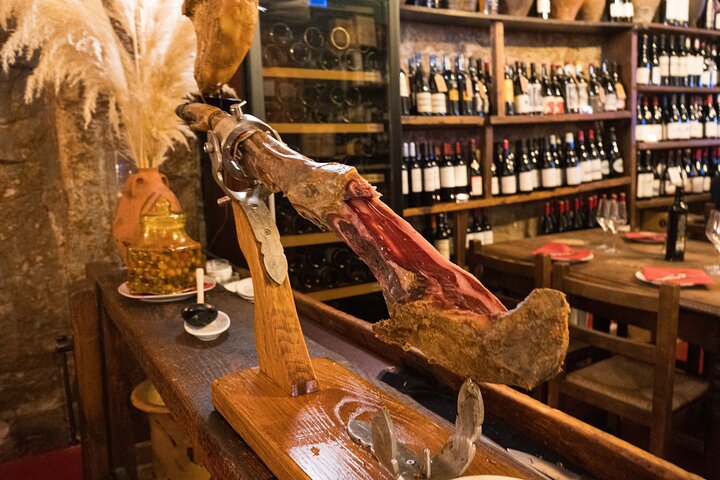 En lille gruppe nyder tapas og vin på en bar i Barcelonas Gotiske Kvarter under en madtur, foto 36 | wizardtrip