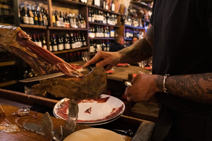 En lille gruppe nyder tapas og vin på en bar i Barcelonas Gotiske Kvarter under en madtur, foto 37 | wizardtrip