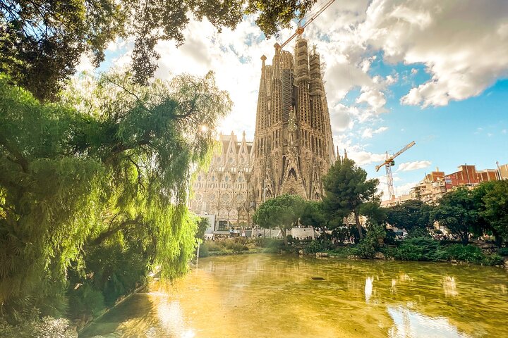 Guided tour of Park Güell and Sagrada Familia in Barcelona, showcasing Gaudí's modernist architecture, photo 1 | wizardtrip