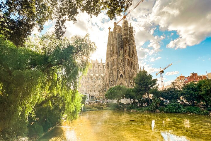 バルセロナの象徴的なサグラダ・ファミリア大聖堂のガイド付きツアー。ユニークな建築とステンドグラスをご覧ください、写真9 | wizardtrip