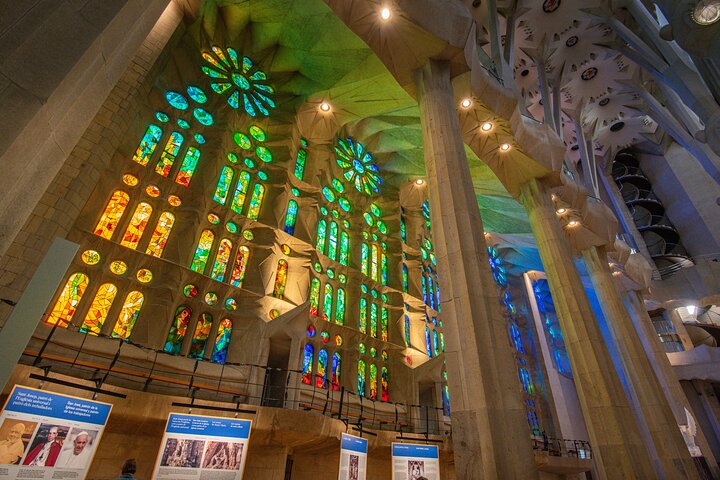 バルセロナの象徴的なサグラダ・ファミリア大聖堂のガイド付きツアー。ユニークな建築とステンドグラスをご覧ください、写真14 | wizardtrip
