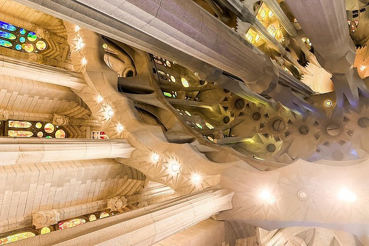 バルセロナの象徴的なサグラダ・ファミリア大聖堂のガイド付きツアー。ユニークな建築とステンドグラスをご覧ください、写真29 | wizardtrip