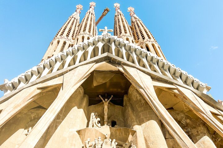 Barcelona: Sagrada Familia, Park Guell, Montjuic & Gotisches Viertel Tour | wizardtrip