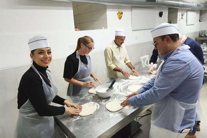 Impara a fare l'autentica pizza e il tiramisù a Napoli con uno chef locale, foto 38 | wizardtrip