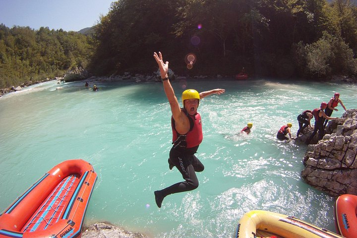 Vivez un rafting palpitant sur la rivière émeraude Soča en Slovénie, naviguant sur les rapides au milieu de paysages alpins magnifiques, photo 6 | wizardtrip