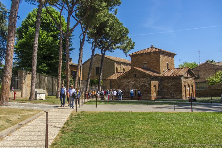 Esplora gli splendidi mosaici UNESCO di Ravenna, tra cui il Mausoleo di Galla Placidia e la Basilica di San Vitale, foto 10 | wizardtrip
