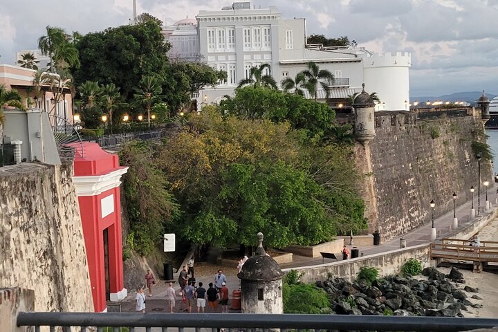 En guidad stadsvandring som utforskar de historiska gatorna och landmärkena i Old San Juan, Puerto Rico, foto 7 | wizardtrip