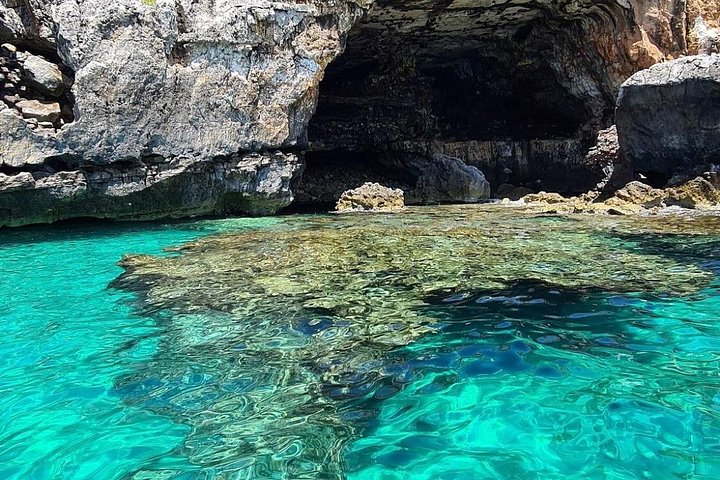 Båttur som utforsker sjøgrotter og kystlinje i Santa Maria di Leuca, Italia, foto 6 | wizardtrip