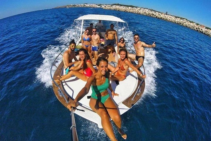 Båttur som utforsker sjøgrotter og kystlinje i Santa Maria di Leuca, Italia, foto 9 | wizardtrip