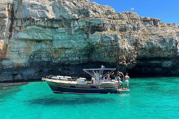 Båttur som utforsker sjøgrotter og kystlinje i Santa Maria di Leuca, Italia, foto 11 | wizardtrip