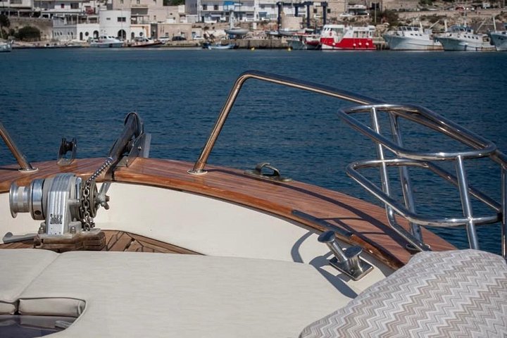 Båttur som utforsker sjøgrotter og kystlinje i Santa Maria di Leuca, Italia, foto 12 | wizardtrip
