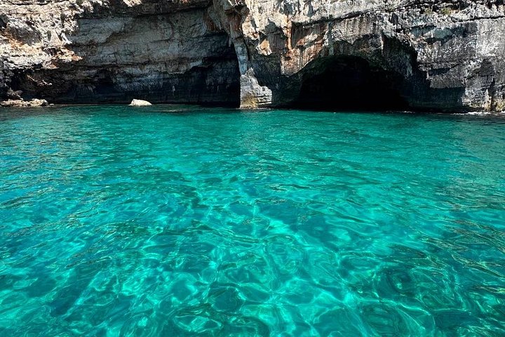 Båttur som utforsker sjøgrotter og kystlinje i Santa Maria di Leuca, Italia, foto 26 | wizardtrip