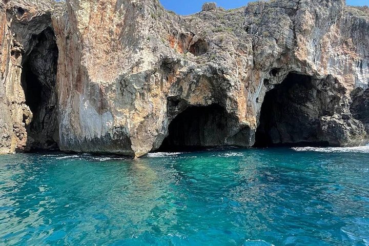 Båttur som utforsker sjøgrotter og kystlinje i Santa Maria di Leuca, Italia, foto 27 | wizardtrip