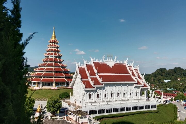 Ein malerischer Tagesausflug von Chiang Mai zur Erkundung des Weißen Tempels, des Blauen Tempels und des Roten Tempels in Chiang Rai, Foto 6 | wizardtrip