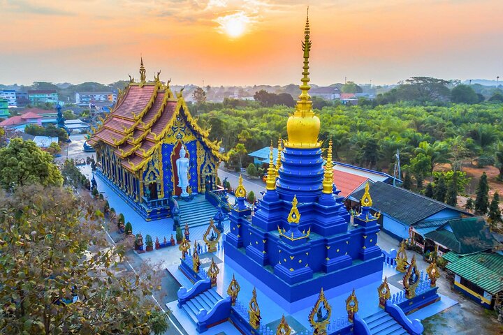 Ein malerischer Tagesausflug von Chiang Mai zur Erkundung des Weißen Tempels, des Blauen Tempels und des Roten Tempels in Chiang Rai, Foto 8 | wizardtrip