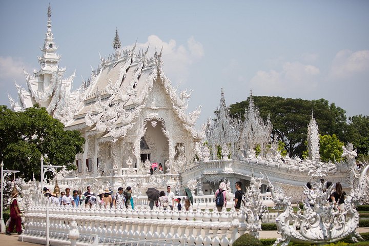 Ein malerischer Tagesausflug von Chiang Mai zur Erkundung des Weißen Tempels, des Blauen Tempels und des Roten Tempels in Chiang Rai, Foto 14 | wizardtrip
