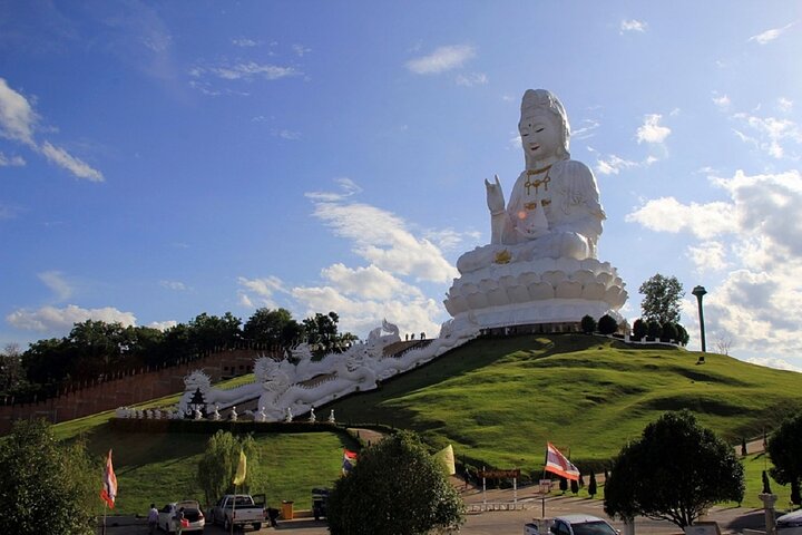 Ein malerischer Tagesausflug von Chiang Mai zur Erkundung des Weißen Tempels, des Blauen Tempels und des Roten Tempels in Chiang Rai, Foto 15 | wizardtrip