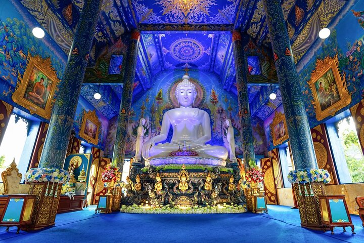 Ein malerischer Tagesausflug von Chiang Mai zur Erkundung des Weißen Tempels, des Blauen Tempels und des Roten Tempels in Chiang Rai, Foto 16 | wizardtrip