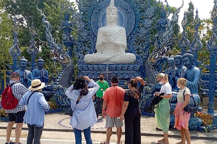 Ein malerischer Tagesausflug von Chiang Mai zur Erkundung des Weißen Tempels, des Blauen Tempels und des Roten Tempels in Chiang Rai, Foto 21 | wizardtrip