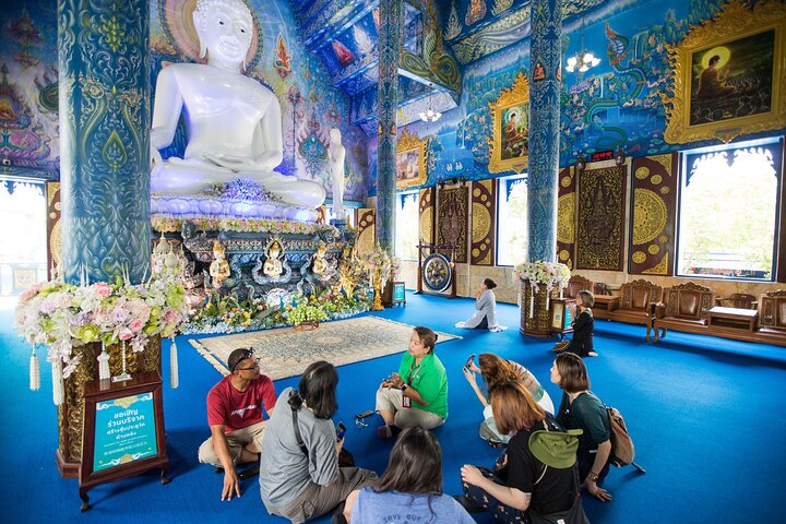 Ein malerischer Tagesausflug von Chiang Mai zur Erkundung des Weißen Tempels, des Blauen Tempels und des Roten Tempels in Chiang Rai, Foto 23 | wizardtrip
