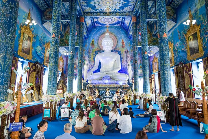 Ein malerischer Tagesausflug von Chiang Mai zur Erkundung des Weißen Tempels, des Blauen Tempels und des Roten Tempels in Chiang Rai, Foto 24 | wizardtrip