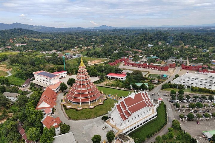Ein malerischer Tagesausflug von Chiang Mai zur Erkundung des Weißen Tempels, des Blauen Tempels und des Roten Tempels in Chiang Rai, Foto 28 | wizardtrip