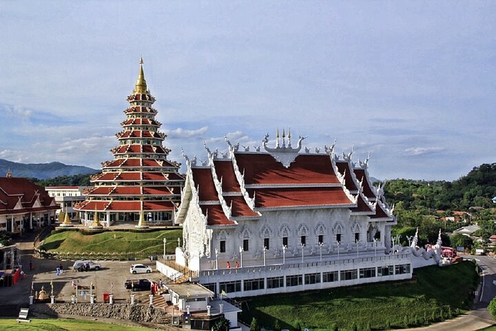 Ein malerischer Tagesausflug von Chiang Mai zur Erkundung des Weißen Tempels, des Blauen Tempels und des Roten Tempels in Chiang Rai, Foto 29 | wizardtrip