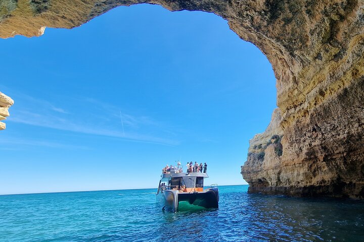 Bådtur, der udforsker de fantastiske huler og kystlinje ved Albufeira, Portugal, foto 9 | wizardtrip