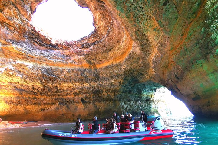 Passeio de barco de Albufeira para ver golfinhos e explorar as grutas de Benagil, foto 7 | wizardtrip