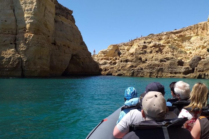 Passeio de barco de Albufeira para ver golfinhos e explorar as grutas de Benagil, foto 10 | wizardtrip