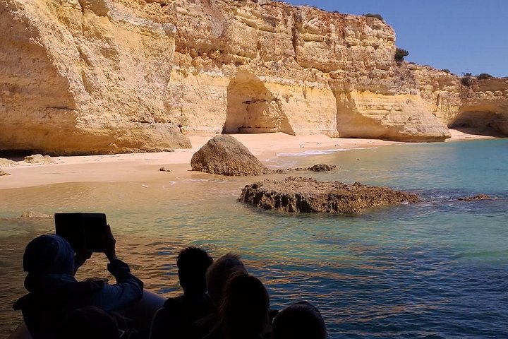 Passeio de barco de Albufeira para ver golfinhos e explorar as grutas de Benagil, foto 11 | wizardtrip
